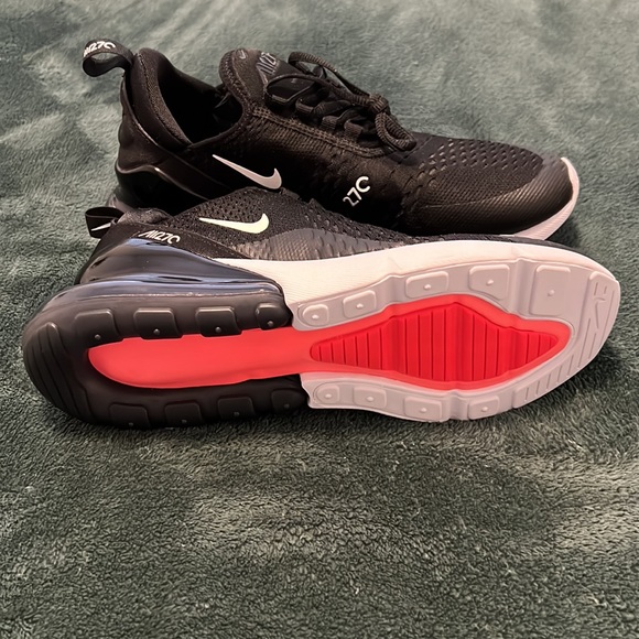 NIKE Air Max 270 NEW